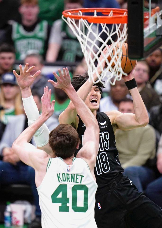 　セルティックス戦でシュートを狙うネッツの渡辺（右）（ＵＳＡトゥデー・ロイター＝共同）