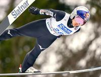 　飛躍する高梨沙羅（共同）