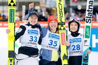 　Ｗ杯ジャンプ女子個人第16戦で３位となり笑顔の高梨沙羅（右）　（ＤＰＡ提供・ＡＰ＝共同）