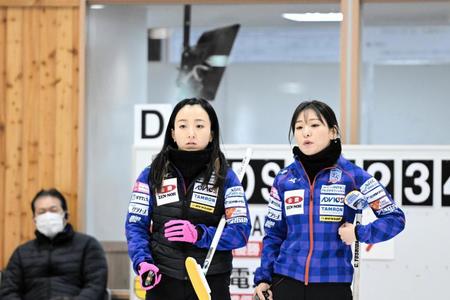 　中部電力戦でプレーする（左から）藤沢五月、吉田知那美＝（Ｃ）ＪＣＡ　ＩＤＥ