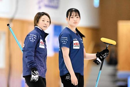 　決勝進出を決めたＳＣ軽井沢の西室淳子（左）と上野美優　（Ｃ）ＪＣＡ　ＩＤＥ