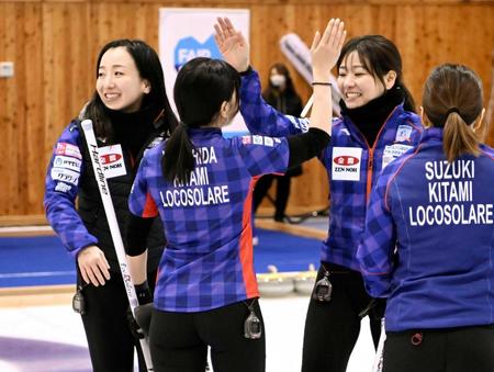 　中部電力に勝って決勝進出を決め、喜ぶ藤沢五月（左端）、吉田知那美（同３人目）ら　（ｃ）ＪＣＡ　ＩＤＥ