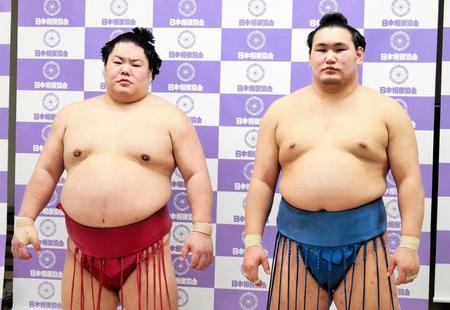 　優勝した大栄翔（左）と準優勝の豊昇龍