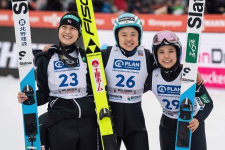 　スキーＷ杯ジャンプ女子で表彰台を独占した伊藤有希（中央）と丸山希（左）、高梨沙羅＝５日、ビリンゲン（ＡＰ＝共同）