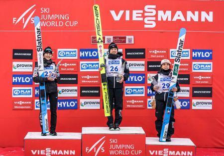 　ノルディックスキーのＷ杯ジャンプ女子個人第１７戦で優勝した伊藤有希（中央）、２位の丸山希（左）、３位の高梨沙羅。Ｗ杯で日本の女子が初めて表彰台を独占した＝５日、ビリンゲン（共同）