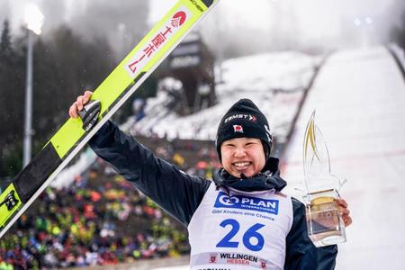 　今季初勝利で６季ぶりの通算６勝目を挙げ、笑顔の伊藤有希（共同）