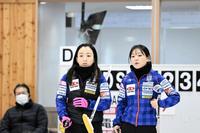 　中部電力戦でプレーする（左から）藤沢五月、吉田知那美＝（Ｃ）ＪＣＡ　ＩＤＥ