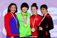 　女子５３キロ級で優勝した藤波朱理（左から２人目）＝世界レスリング連合提供