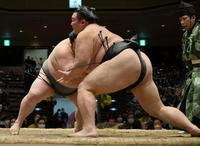 　朝乃山（右）がよりきりで武将山を下した（代表撮影）　