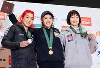 　女子表彰台で笑顔の（左から）２位の野中生萌、優勝の伊藤ふたば、３位の関川愛音