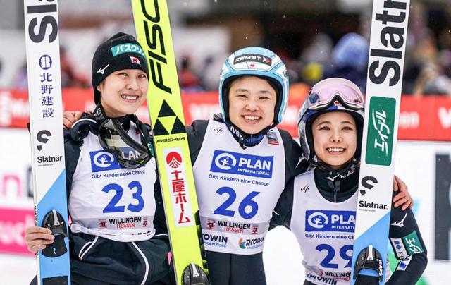 快挙！スキージャンプ女子Ｗ杯で日本勢が史上初の表彰台独占！伊藤がＶ、丸山が２位、高梨が３位　涙の３選手が抱き合う