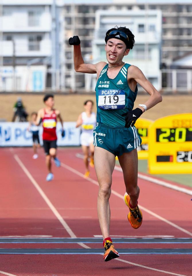 　２時間７分４７秒でゴールする青山学院大の横田俊吾