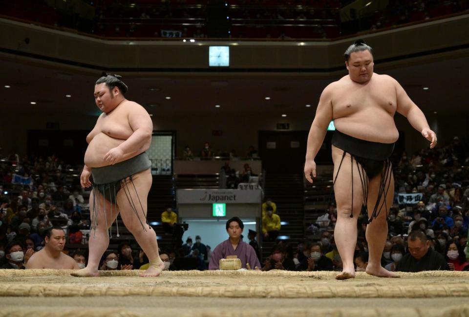 　朝乃山（右）がよりきりで武将山を下した（代表撮影）　