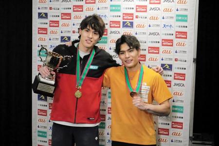 　メダルを手に笑顔を見せる３位の楢崎智亜（右）、１位の弟・明智