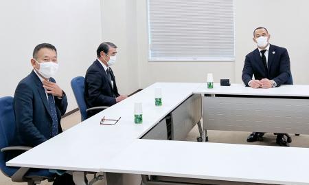 　室伏スポーツ庁長官（右）を表敬訪問した（左から）日本バドミントン協会の村井副会長と中村会長＝６日午前、文科省