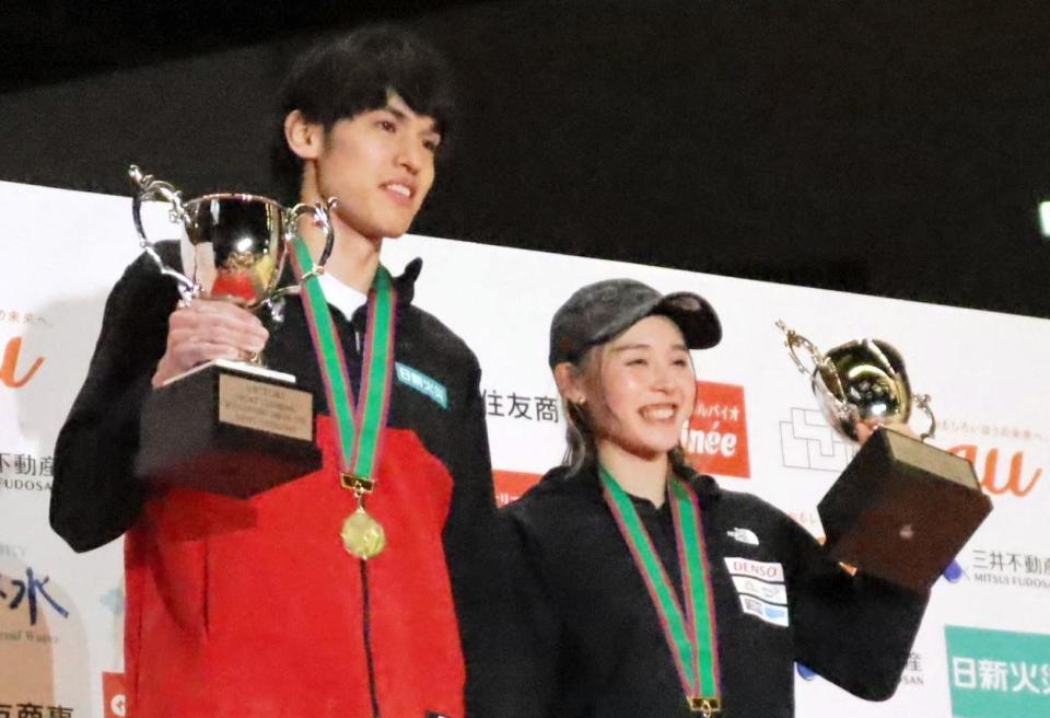 　ボルダリングジャパンカップで優勝した男子の楢崎明智（左）、女子の伊藤ふたば