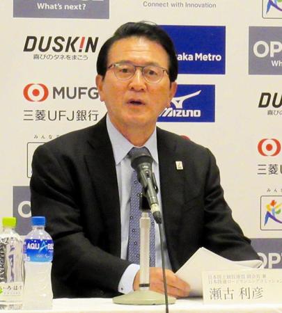 　大阪マラソンの出場選手を発表する日本陸連・瀬古副会長