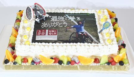 　ユニクロ・柳井社長から贈られたケーキ（撮影・棚橋慶太）