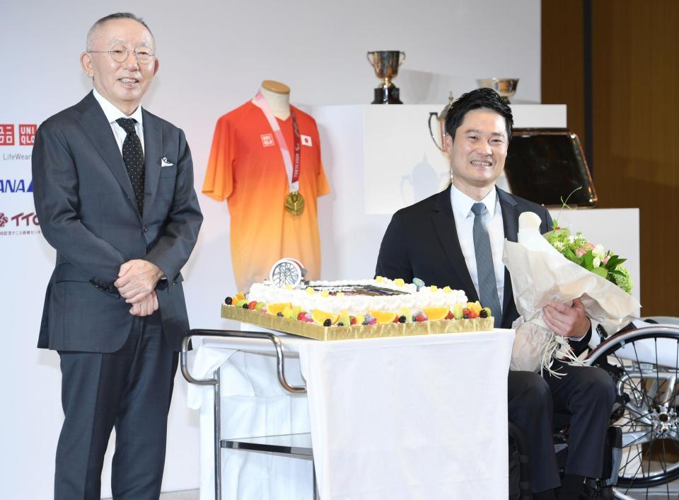 　ユニクロ・柳井社長（左）からケーキを贈られ笑顔の国枝（撮影・棚橋慶太）
