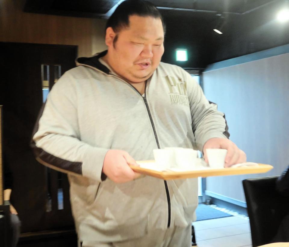 　料理を運ぶ元千代大龍の明月院さん