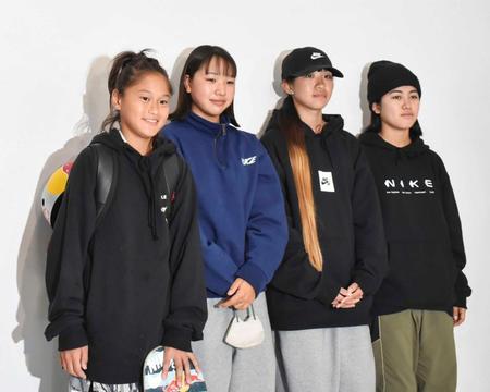 　スケートボード・ストリートの世界選手権から帰国した（左から）男子３位の小野寺吟雲、女子３位の西矢椛、同４位の赤間凜音、同５位の中山楓奈