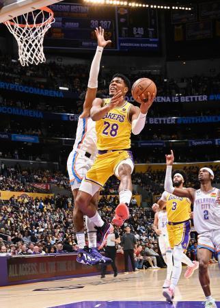 　サンダー戦でシュートを狙うレーカーズの八村（２８）＝ロサンゼルス（ＮＢＡＥ・ゲッティ＝共同）