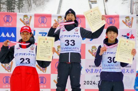 　ジャンプ男子で優勝し、表彰台で笑顔を見せる下川商・坂野旭飛（中央）。右は３位の東海大札幌・中村正幹＝アリオンテック蔵王シャンツェ