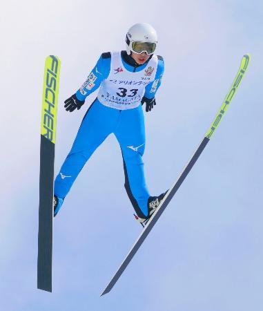 【写真】高校時代に全国大会で優勝し表彰台で笑顔の坂野旭飛さん