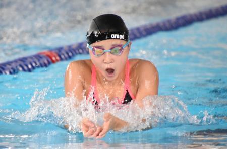 　合宿で泳ぎ込む成田実生＝長野県東御市