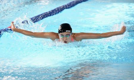 　合宿で泳ぎ込む成田実生＝長野県東御市