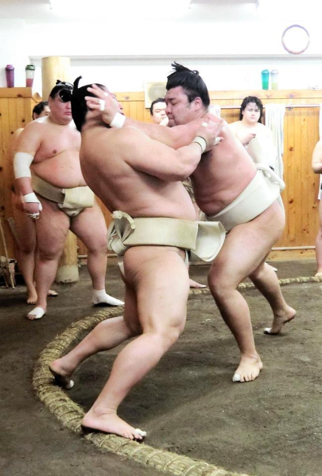 　若隆景（左）を攻める霧馬山