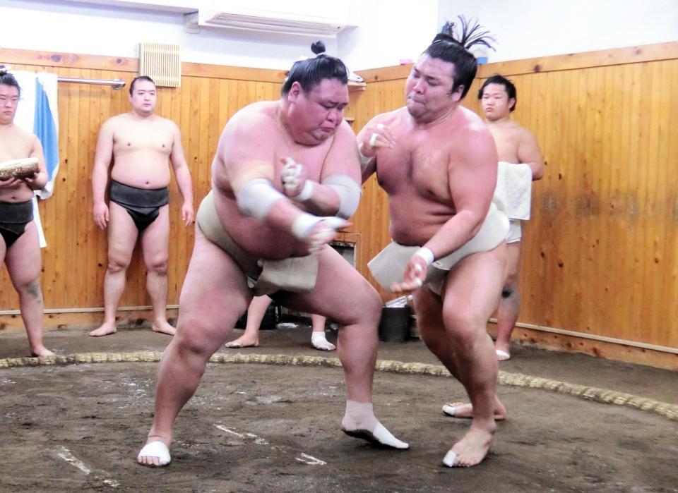 　荒篤山（左）と申し合いをする霧馬山