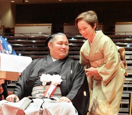 　断髪式で前師匠の荒磯親方のみづえ夫人から声をかけられる元松鳳山