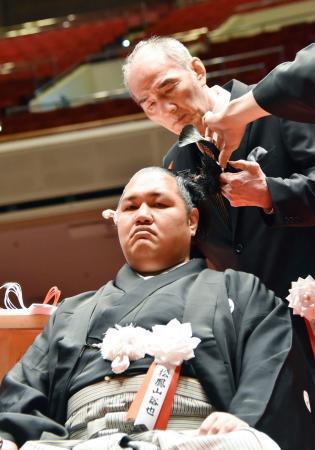 元小結の松鳳山が断髪式 三賞4度、焼き肉店経営へ