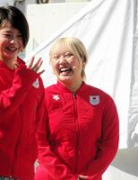 　金髪姿でイベントに登場した樋口新葉（右）。左は高木菜那さん