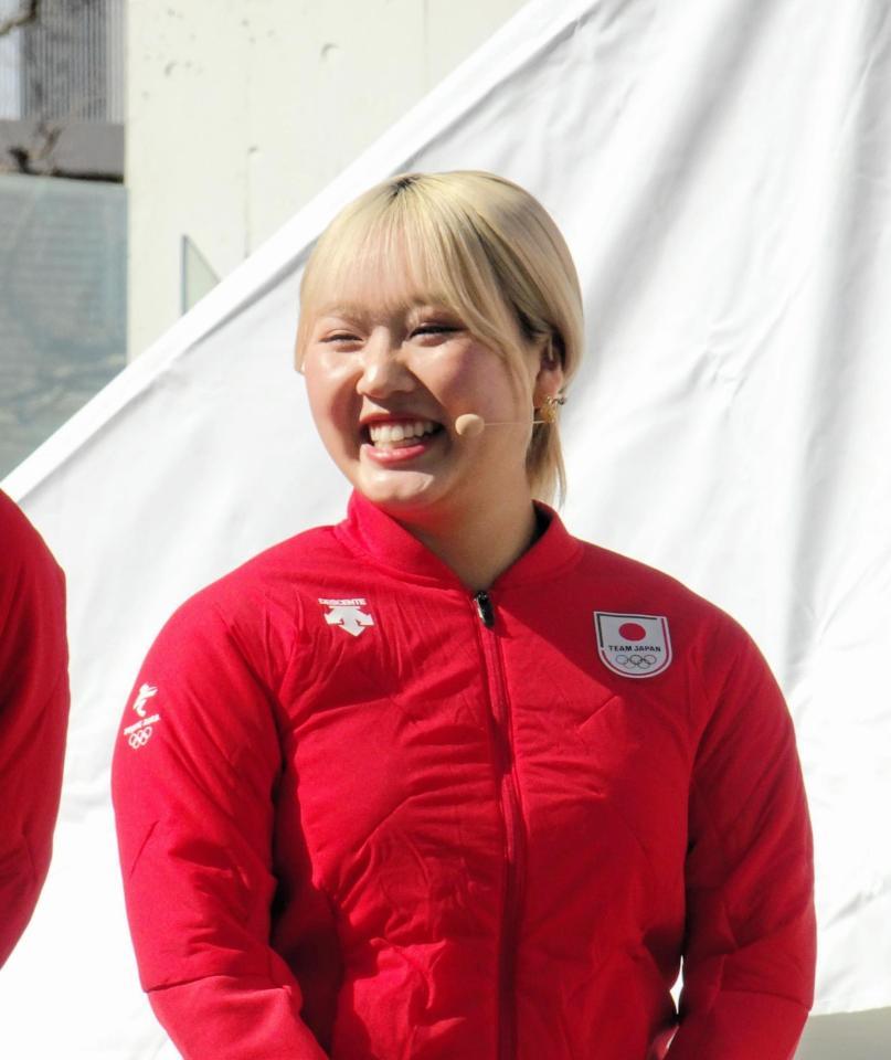 　金髪姿でイベントに登場した樋口新葉