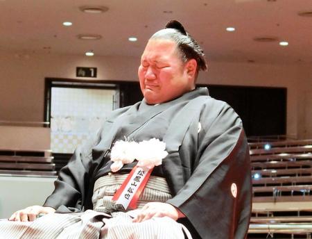　断髪式で涙ぐむ元小結松鳳山