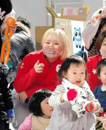 　北京五輪開幕１周年記念イベントで、参加した子供たちと交流する樋口新葉