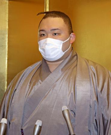 　報道陣の取材に応じる朝乃山＝１２日、富山市