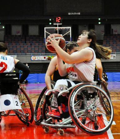 　３位決定戦のオーストラリア戦でプレーする日本女子の柳本＝丸善インテックアリーナ大阪