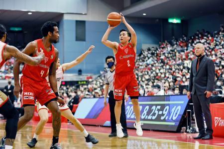 　名古屋Ｄ戦でシュートを放つ千葉Ｊの富樫＝船橋市総合体育館（（Ｃ）Ｂ．ＬＥＡＧＵＥ）