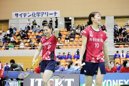 　決勝の女子ダブルスに出場した志田（左）、松山組