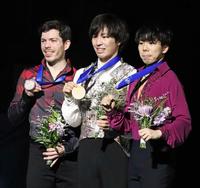 　男子で史上最年少優勝を果たし、表彰台に立つ三浦佳生（中央）と３位の佐藤駿（右）