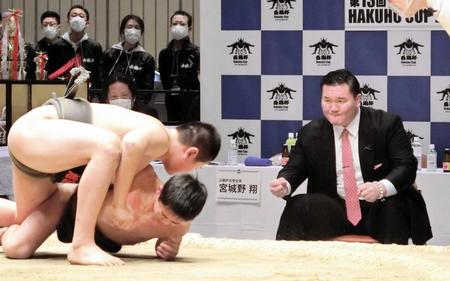 　子供たちの取組を真剣なまなざしで見つめる宮城野親方