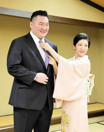 　元白鵬の宮城野親方と紗代子夫人