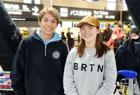 　帰国し、取材に応じる平野流佳（左）と小野光希＝１３日、成田空港