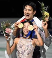 　四大陸選手権ペアで日本勢初の優勝を果たした三浦璃来（手前）、木原龍一組（Ｃｈｒｉｓｔｉａｎ　Ｍｕｒｄｏｃｋ／Ｔｈｅ　Ｇａｚｅｔｔｅ提供・ＡＰ＝共同）
