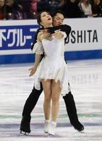 　アイスダンスで９位だった村元哉中（手前）、高橋大輔組の演技