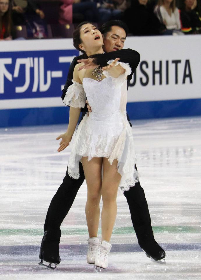 　アイスダンスで９位だった村元哉中（手前）、高橋大輔組の演技