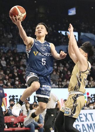 　琉球-横浜ＢＣ　第２クオーター、シュートを決める横浜ＢＣ・河村＝沖縄アリーナ